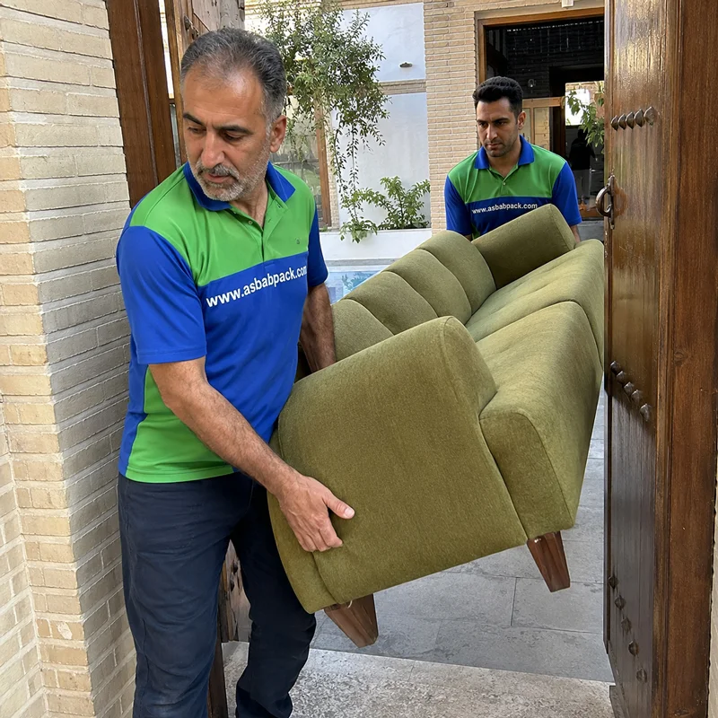 حمل وسایل منزل توسط نیروهای باربری